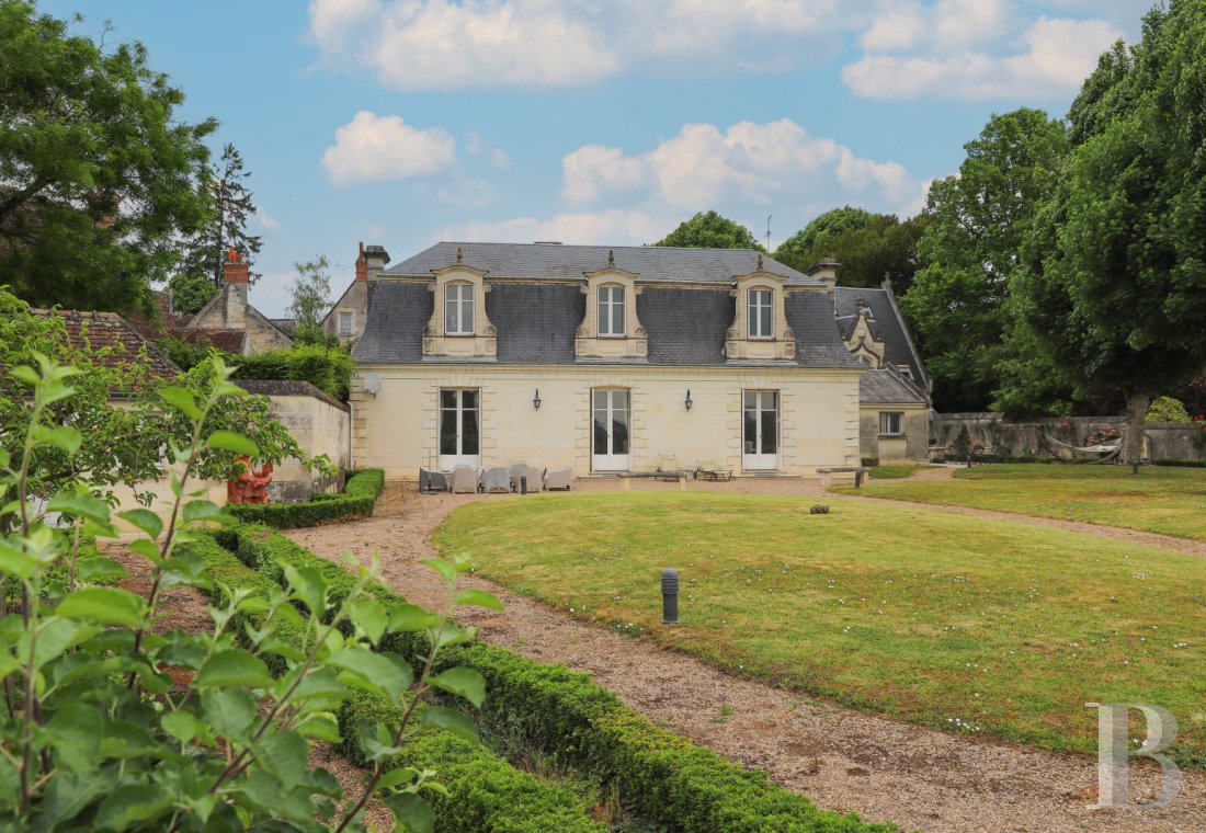 À Loches, au sud-est de Tours, une maison patricienne du 19e siècle posée sur les remparts de la ville - photo  n°42